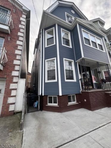 302 New York Ave, Newark, NJ 07105-2706