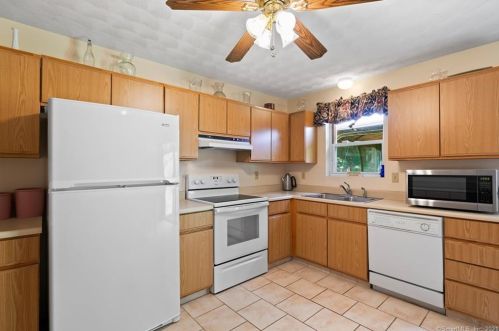 20 Carver Ave, Norwich, CT 06360-3316