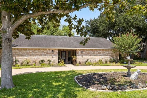 205 Meadow Ln, Sealy, TX 77474-3007