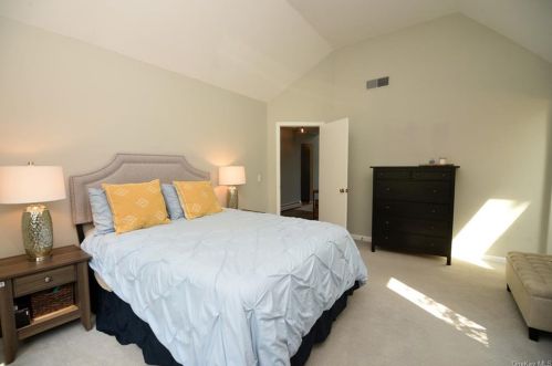 1210 Eagle Bay Dr, Crotonville NY  10562-2355 exterior