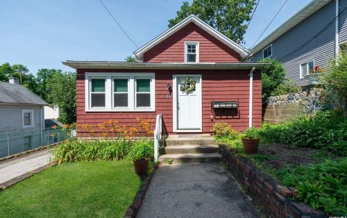 14 Maple St, Glenwood Landing, NY 11547-3072