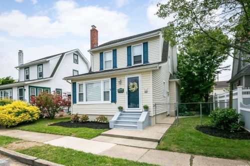 22 Winchester Dr, North Lindenhurst, NY 11757-1318