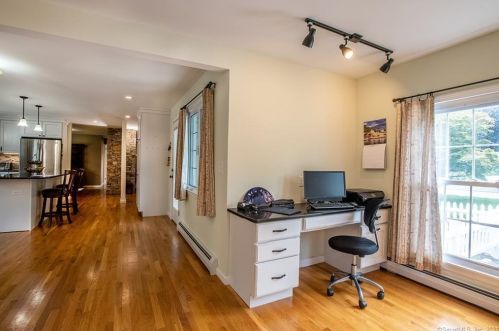 379 Glenwood Avenue Ext, Waterford CT  06385-3808 exterior