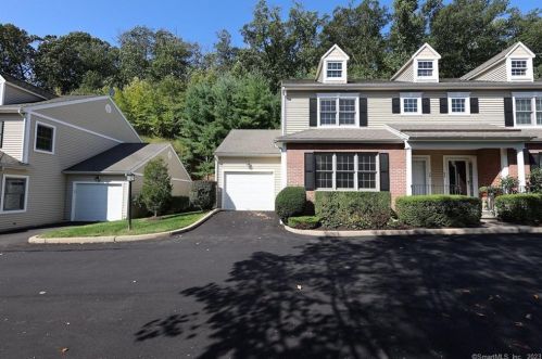 20 Hawthorne Ridge Cir, Bridgeport, CT 06611-5724