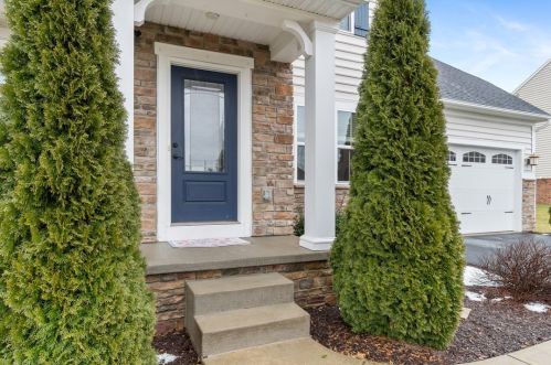 350 Park Edge Dr, Clinton, PA 15026-1786