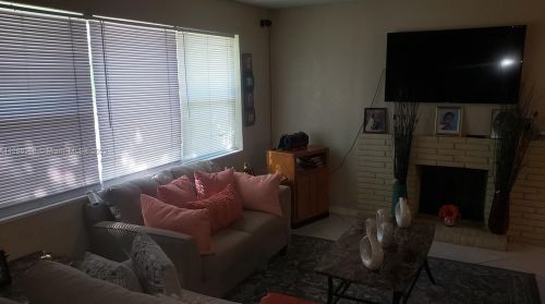 559 Dogwood Rd, West Palm Beach, FL 33409-6266