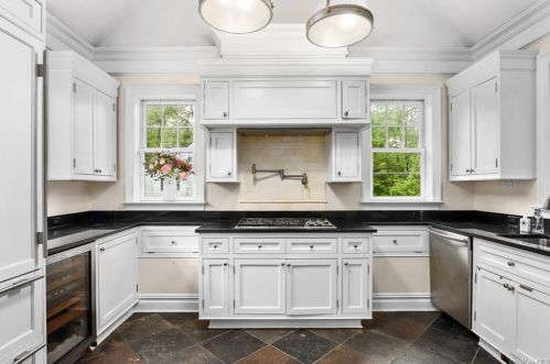 351 Lake Blvd, Mahopac, NY 10541-1703