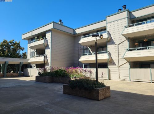 2077 Washington Ave, San Leandro CA  94577-5866 exterior