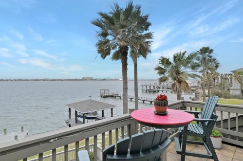 7109 Broadway St, Galveston, TX 77554-8932