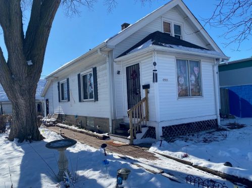7521 Perkins Pl, Milwaukee WI  53216-1023 exterior
