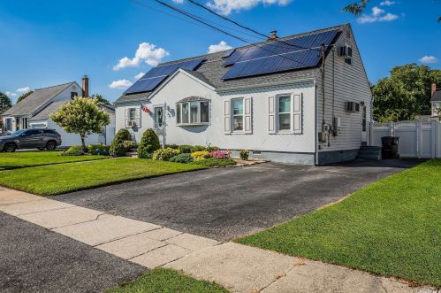233 Sears Rd, West Islip, NY 11795-2918