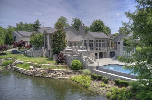 875 Squire Oaks Dr, Covington KY  41017-1342 exterior