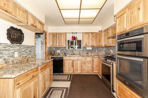 6092 Angel Dr, Winton, CA 95388-9544
