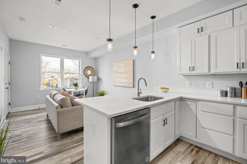 1111 Holbrook Ter, Washington DC 20002-2704 exterior