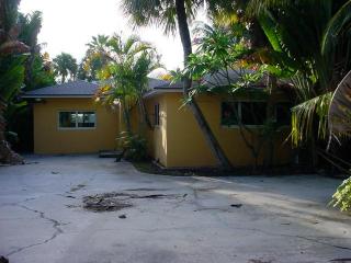 710 Lake Dr, Lake Worth, FL 33462-4624