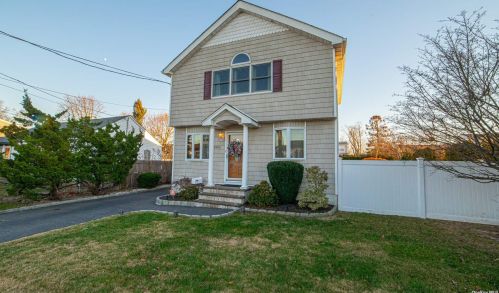 1551 6th St, Babylon, NY 11704-4523