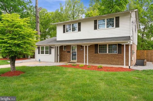 5615 Rolling Rd, Springfield VA  22151-1112 exterior