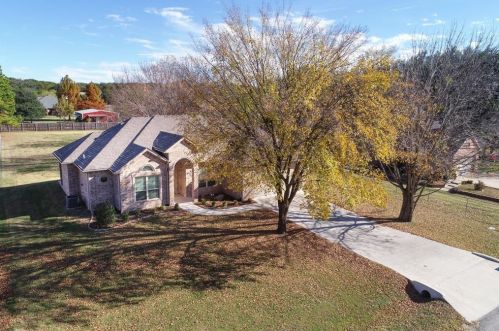 903 Janis St, Granbury, TX 76049-5505
