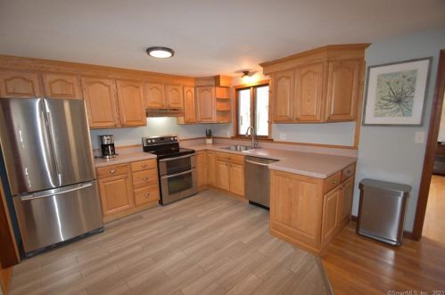 10 Chapman Rd, East Hampton CT  06424-1310 exterior