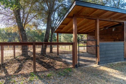 10555 Watsonville Rd, Gilroy CA  95020-9433 exterior