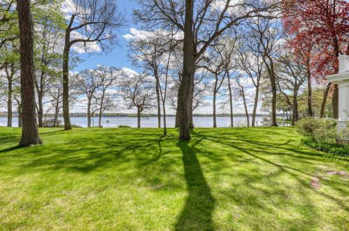2030 Bay Point Ln, Chenequa, WI 53029-9343