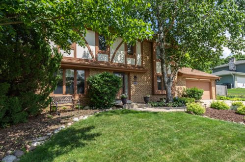 863 Crescent Ln, Chenequa, WI 53029-2641