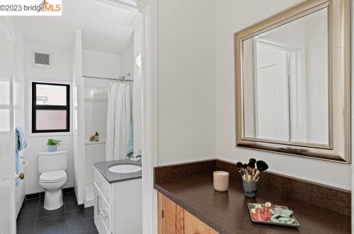 651 Alcatraz Ave, Oakland CA  94609-1005 exterior