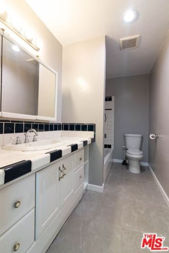 16038 Hartland St, Van Nuys CA 91406-4520 exterior