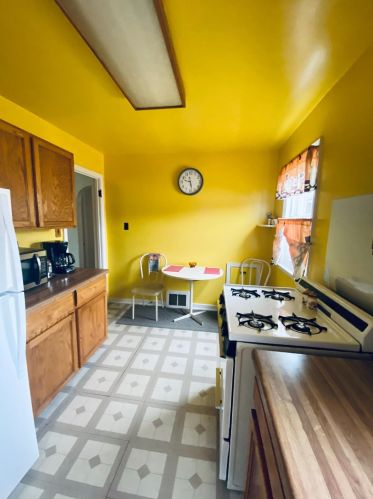 2143 Davis Ave, Whiting, IN 46394-1824