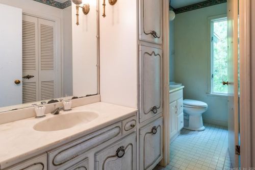 10 Baldwin Dr, Waterford CT  06385-2708 exterior