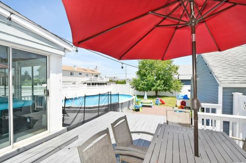 48 Lake St, North Lindenhurst NY  11757-5815 exterior