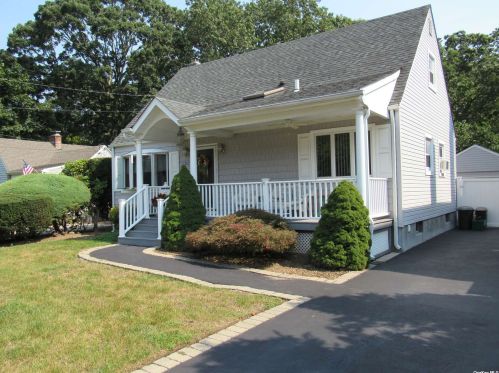 1413 Britton St, North Wantagh, NY 11793-2925