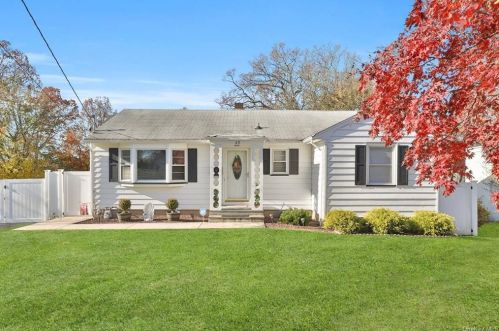 27 Ethan Allen Dr, Stony Point, NY 10980-1505