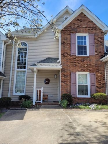 29 Cedar Knoll Dr, Greensboro NC  27407-5837 exterior