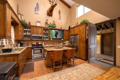 1016 Country Club Blvd, Big Bear City, CA 92314-9258