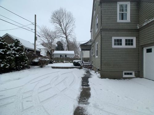 29 Admiral Kalbfus Rd, Middletown RI  02840-1201 exterior