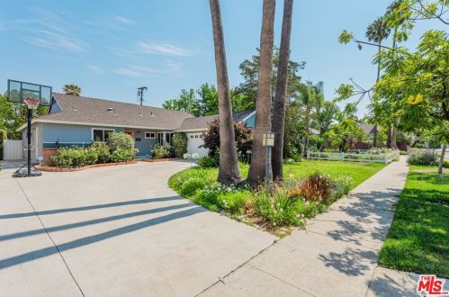 13341 Weddington St, Van Nuys, CA 91401-5926