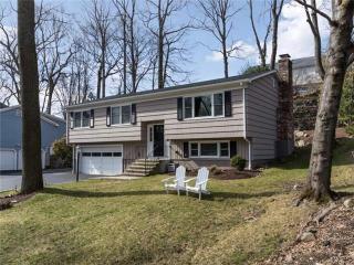 1478 Jennings Rd, Fairfield, CT 06824-4544