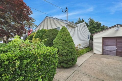23 Nassau Ave, Babylon NY  11704-2814 exterior