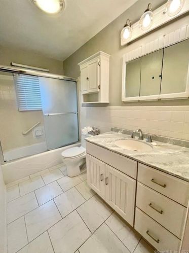 27 Wakeley St, Huntington CT 06484-4511 exterior