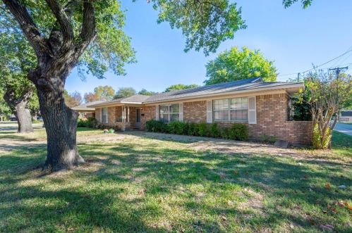 304 Bird Ln, Waxahachie, TX 75165-1949