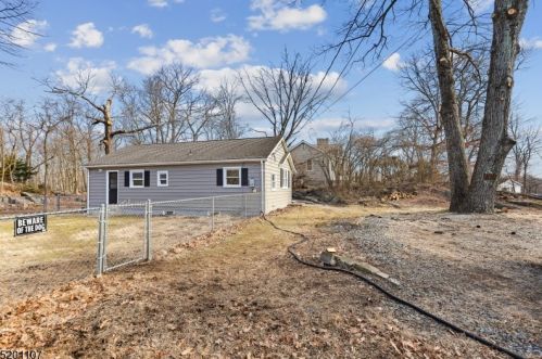 22 Northwestern Trl, Hopatcong NJ  07843-1520 exterior