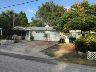 3230 Pineview Dr, Tarpon Springs, FL 34691-9730
