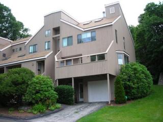 271 Sunwood Dr, Huntington CT  06484-3885 exterior
