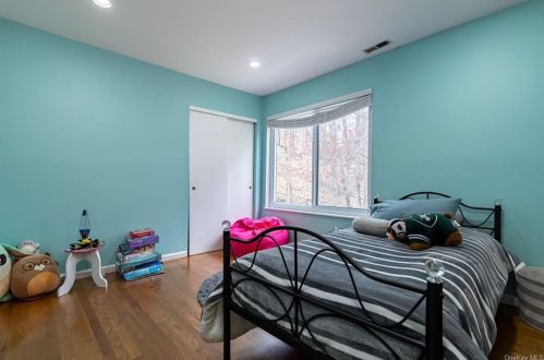 12 Brookwood Rd, New Rochelle NY  10804-1841 exterior