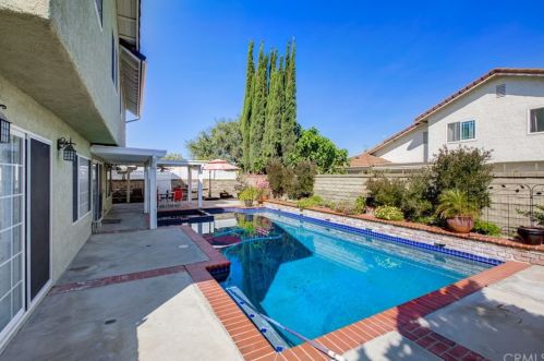 23817 Kestral Dr, Santa Clarita, CA 91355-2923