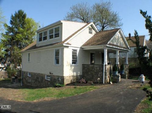 6 Lane Ave, Bridgeport, CT 06611-4802
