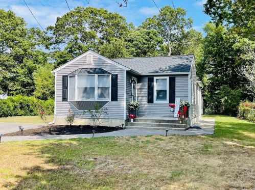 13 Blossom Ave, Holtsville, NY 11742-1704