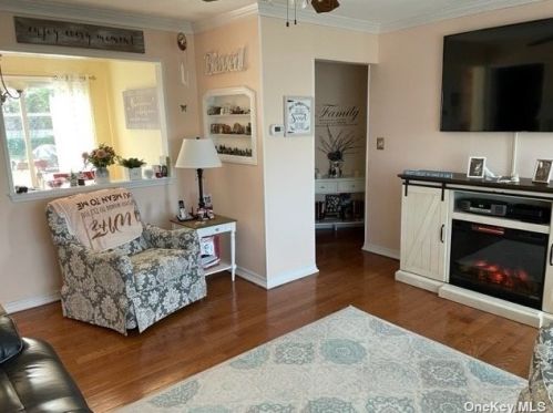 406 Old Farmingdale Rd, Babylon NY  11704-6424 exterior