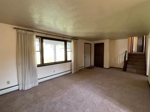 812 Baughman Ave, Jeannette, PA 15644-2921